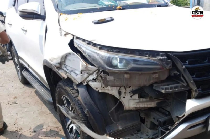 वाहन क्षतिग्रस्त (फोटो सोर्स- पत्रिका)