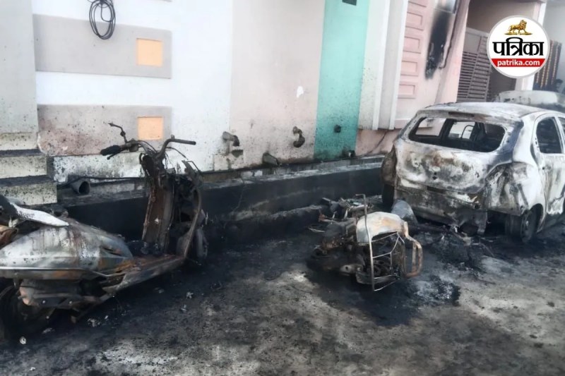 3 वाहन जलकर खाक (Photo source- Patrika)