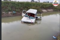 अनियंत्रित कार नहर में गिरी (फोटो सोर्स- पत्रिका)