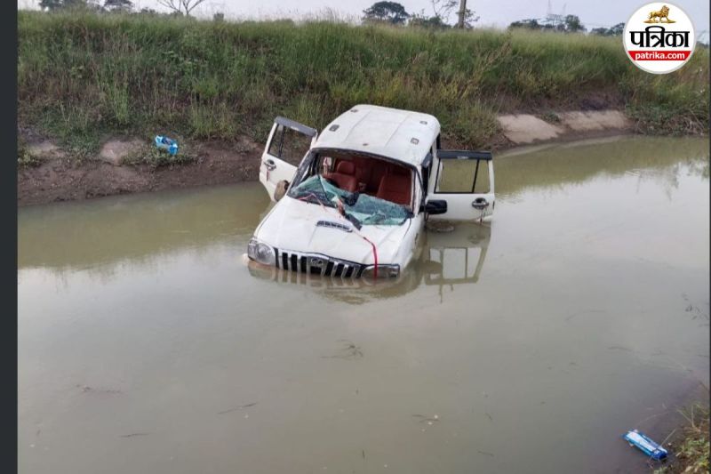 अनियंत्रित कार नहर में गिरी (फोटो सोर्स- पत्रिका)