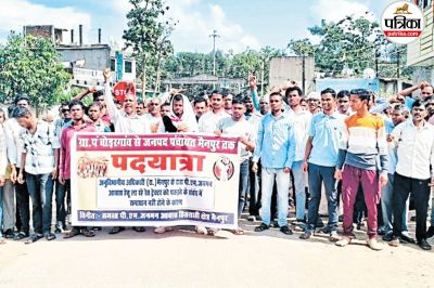 नाराज ग्रामीणों की 10 किमी पदयात्रा कर मैनपुर पहुंचे (फोटो सोर्स- पत्रिका)