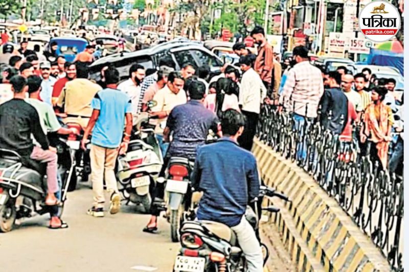 तेज रफ्तार कार डिवाइडर से टकराई (फोटो सोर्स- पत्रिका)