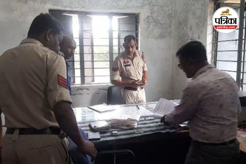 हाई स्कूल चिखली में जमकर तोड़फोड़ (Photo source- Patrika)