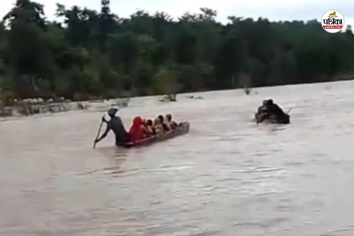 CG News: लोगों से भरी नाव नदी में अचानक डूबी, सभी ने कूदकर बचाई जान, देखिए VIDEO…