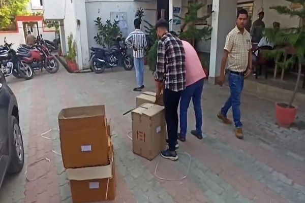 लाखों की प्रतिबंधित कफ सिरप और नशीली दवाएं बरामद (फोटो सोर्स : Ritesh Singh )