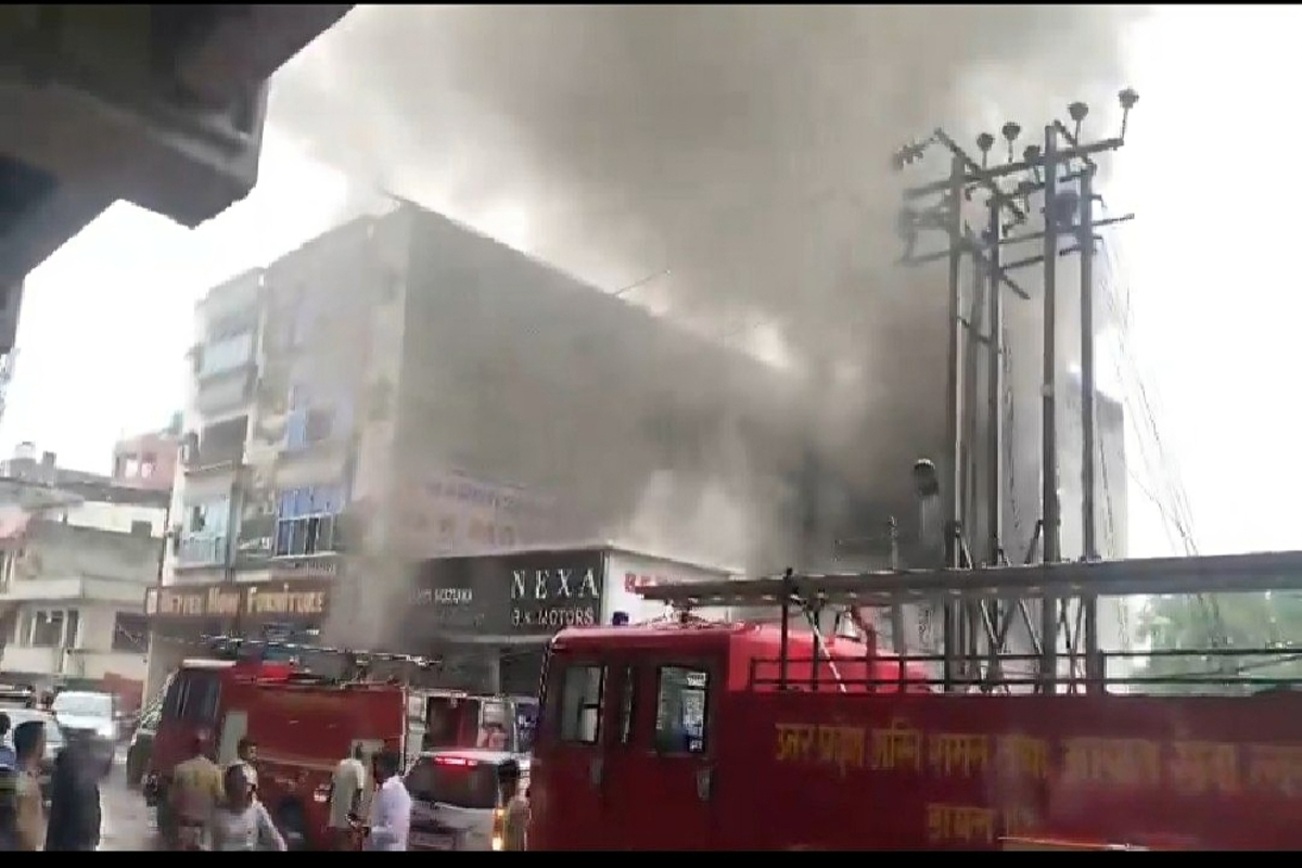 Lucknow Nexa Showroom Fire (फोटो सोर्स : Whatsapp Group)