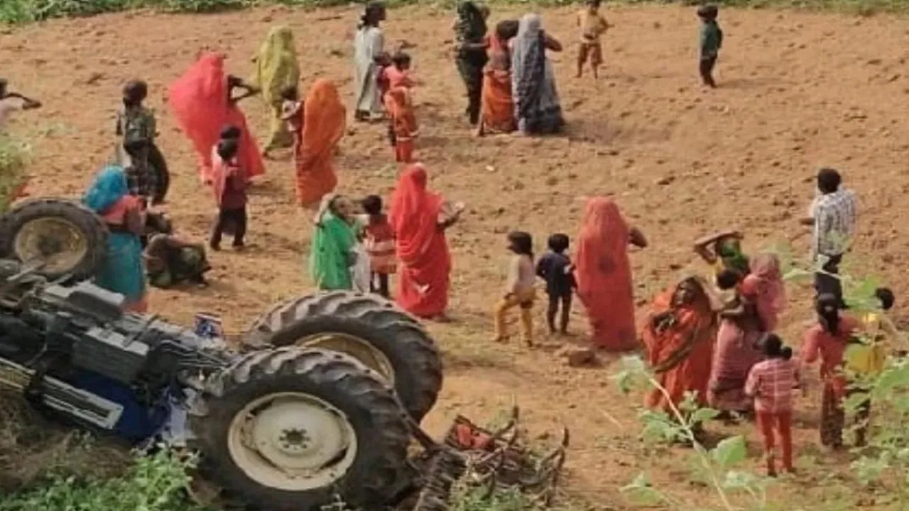 30 फीट नीचे गिरा ट्रैक्टर,