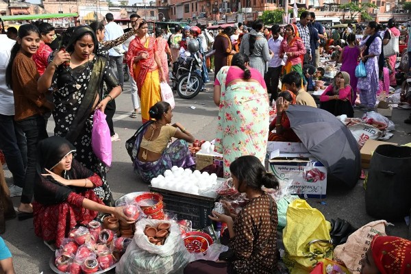 चंद्रमा के साथ शिव-पार्वती, गणेशजी व कार्तिकेय का भी पूजन किया जाएगा। पर्व की कथा सुनी जाएगी। दान -पुण्य किए जाएंगे। महिलाएं आपस में एक दूसरे को सुहाग के प्रतीक भेंट कर खुशहाली की कामना करेंगी।