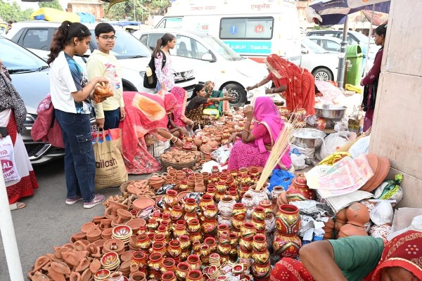 सुहागिनों के लिए महत्वपूर्ण पर्व करवा चौथ शुक्रवार को मनाई जाएगी। जयपुर में महिलाएं निर्जल, निराहार रहकर व्रत करेंगी। चन्द्रोदय पर पूजा—अर्चना कर चन्द्रमा को अर्घ्य अर्पित कर व्रत खोलेंगी। पति के हाथों से पानी पीकर व्रत खोला जाएगा।