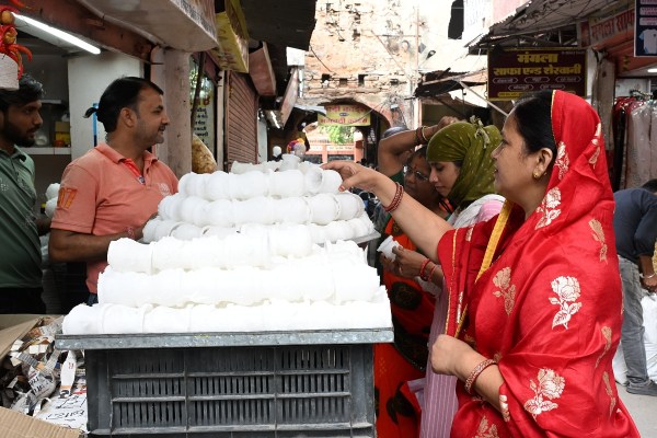 करवा चौथ पर वृष राशि पर उच्च का चन्द्रमा भी रहेगा। इस साल जयपुर में चौथ पर रात को 8.23 मिनट पर चन्द्रोदय होगा।
कई जगहों पर विभिन्न सामाजिक संस्थाओं की ओर से सामूहिक रूप से करवा चौथ मनाई जाएगी। साथ ही कई स्थानों पर चौथ का उद्यापन भी किया जाएगा।