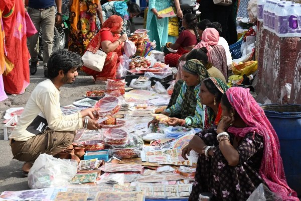 ज्योर्तिविद लक्ष्मीकांत शुक्ला ने बताया कि इस वर्ष करवा चौथ पर सिद्धि योग भी सूर्योदय से रात को 9.39 बजे तक रहेगा। इसके अलावा शाम को 5.31 बजे तक कृतिका नक्षत्र व बाद में रोहिणी नक्षत्र शुरू हो जाएगा।