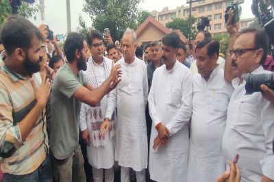 एसएमएस अस्पताल अग्निकांड के बाद कांग्रेसी नेताओं से दर्द बयां करते मरीजों के परिजन।