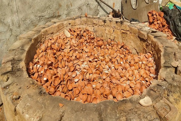 इस बार मिट्टी से लैंप, कलश, झालर, लक्ष्मी गणेश की मूर्तियां, हवन कुंड और सजावटी सामान तैयार किए हैं। वेबसाइट के जरिए इनकी बिक्री भी की जा रही है।