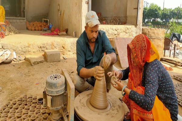 जयपुर सहित आसपास के 50 से अधिक गांवों में प्रजापति समाज के लोगों ने लाखों दीपक तैयार किए हैं। मिट्टी के बर्तनों के साथ ही सजावटी सामान भी तैयार किया है।