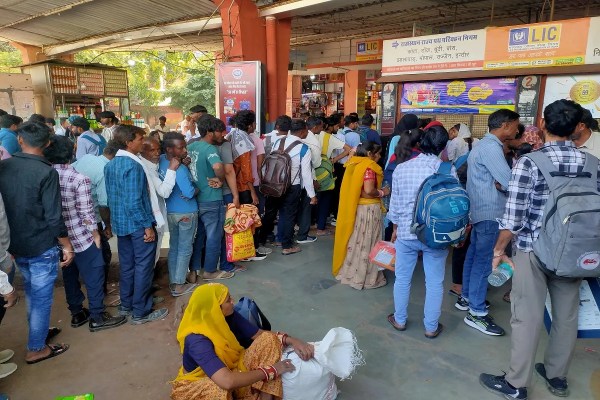 इस दौरान रोडवेज की कुल आय छह करोड़ रुपए दर्ज की गई, जो सामान्य दिनों की तुलना में लगभग एक करोड़ रुपए अधिक है। 20 अक्टूबर को दिवाली थी। तीन दिन पहले यानी 17 अक्टूबर से यात्रियों की संख्या में लगातार वृद्धि हुई। 
