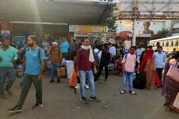 जयपुर में दिवाली के त्योहार के मद्देनज़र वीकेंड पर रोडवेज बसों में यात्रियों का भारी दबाव देखने को मिला। दीपावली सीजन में रोडवेज बसों में यात्रीभार 96 प्रतिशत तक पहुंच गया, जिससे कंपनी की आय में भी इजाफा हुआ।