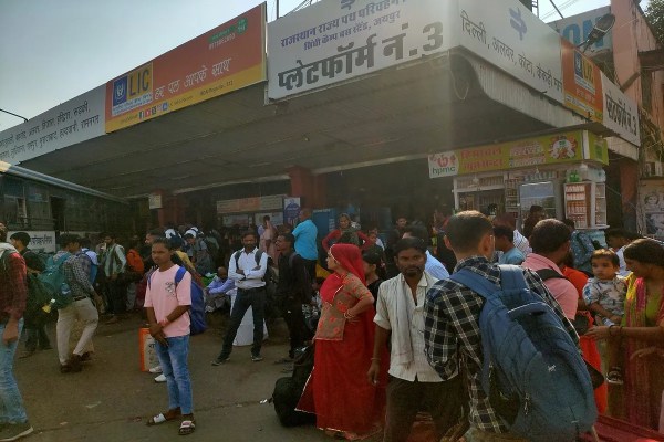 इस दौरान परिवहन विभाग की ओर से निजी बसों पर की गई कार्रवाई का भी असर देखा गया। यात्रियों ने सुरक्षा और सुविधा की दृष्टि से रोडवेज बसों में सफर करना बेहतर समझा। अधिकारियों का कहना है कि आगामी त्योहारों में और बेहतर प्रबंधन के लिए अतिरिक्त बसों की व्यवस्था की जाएगी।