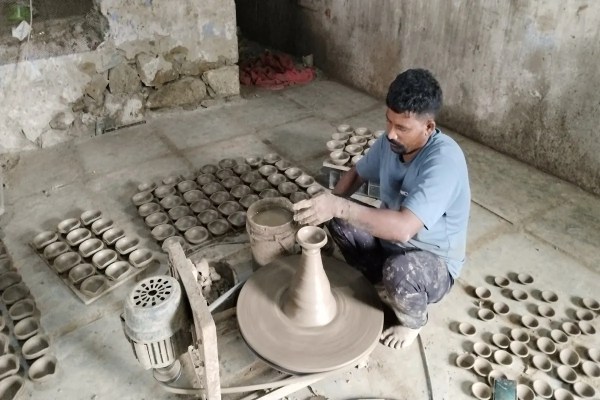 केंद्र सरकार की ‘स्वदेशी को बढ़ावा’ देने की पहल का असर इस बार दीपोत्सव पर भी नजर आएगा।