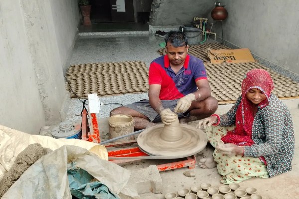 जयपुर के अलावा कूकस, मांग्यावास, श्योपुर, दिल्ली रोड सहित अन्य गांवों में प्रजापति समाज के लोग दीपक बनाने में जुटे हैं।