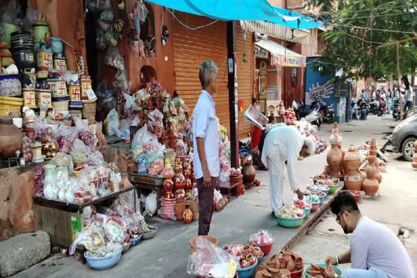 इस बार लोग दिवाली पर चाइनीज दीपक व सामान के बजाय स्थानीय स्तर पर बनाए गए दीपक सहित अन्य उत्पादों को प्राथमिकता दे रहे हैं।