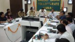 कलेक्ट्रेट में बैठक लेते डीएम और एसपी (फोटो सोर्स- उन्नाव सूचना विभाग)