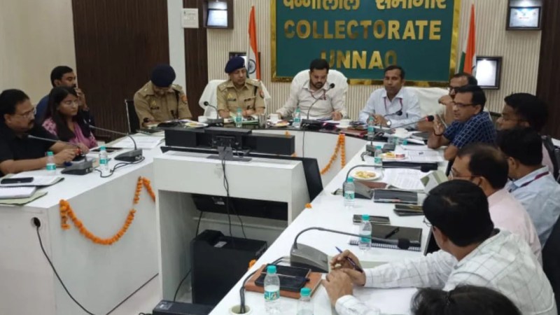 कलेक्ट्रेट में बैठक लेते डीएम और एसपी (फोटो सोर्स- उन्नाव सूचना विभाग)