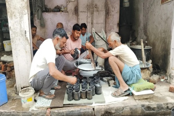 बाजारों में महिलाओं की मांग के अनुरूप सादा, रंग-बिरंगे करवे मिल रहे हैं। रंग, आकार व सजावट के अनुसार दाम अलग-अलग हैं। बाजार में चीनी के करवे भी हैं।