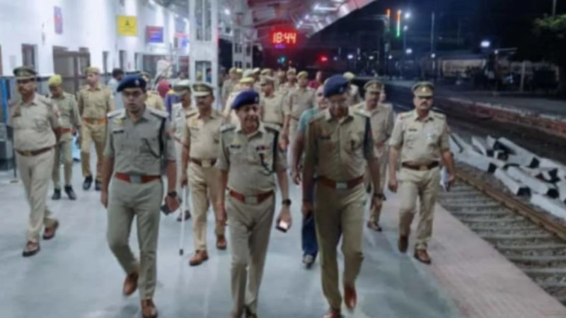 रेलवे स्टेशन का निरीक्षण करते एसपी एएसपी और सीओ सिटी (फोटो सोर्स- उन्नाव पुलिस सोशल मीडिया)