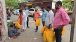 रेलवे स्टेशन रोड पर जरूरतमंदों को तिवारी देते विमल द्विवेदी (फोटो सोर्स- आयोजक)