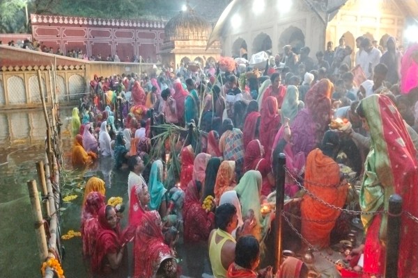 गलता तीर्थ परिसर में सोमवार रात से ही मेले जैसा माहौल रहा। बड़ी संख्या में बिहार, झारखंड और पूर्वांचल के समाजजन परिवार सहित पहुंचे। महिलाओं ने छठी मैया के गीत गाते हुए पूरी रात जागरण किया।