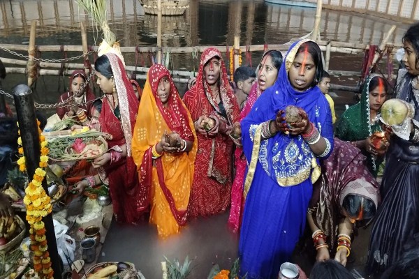 भोर फटने के साथ ही महिलाओं ने कमर तक पानी में खड़े होकर सूप में अर्घ्य चढ़ाया। शास्त्री नगर, कानोता बांध, आमेर मावठा, मुरलीपुरा, विश्वकर्मा, प्रताप नगर सहित जयपुर के कई इलाकों में छठ पर्व धूमधाम से मनाया गया।