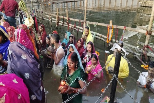 भोजपुरी गीतों की गूंज और पारंपरिक रीति-रिवाजों के साथ व्रतियों ने परिवार की सुख-समृद्धि और बच्चों के उत्तम स्वास्थ्य की कामना की। छठ महापर्व के दौरान घाट भक्ति गीतों, ढोलक की थाप और पारंपरिक गीतों से गुलजार रहे।