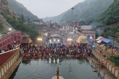 लोक आस्था के चार दिवसीय पर्व डाला छठ का मंगलवार को श्रद्धा और भक्ति के साथ समापन हुआ। राजधानी जयपुर के प्रमुख तीर्थ गलताजी में अलसुबह से ही श्रद्धालु उदयीमान सूर्य को अर्घ्य देने के लिए उमड़ पड़े।