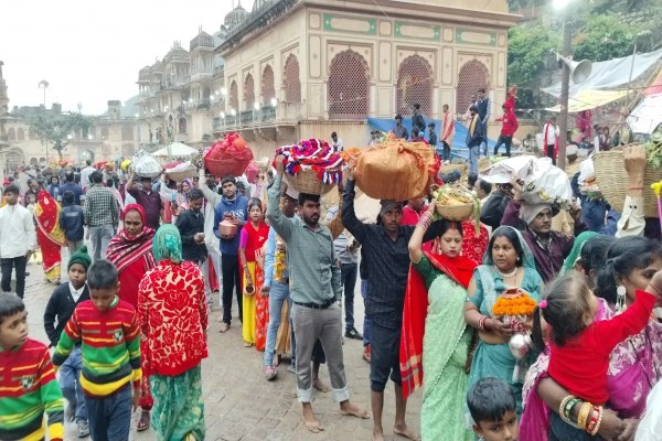 अर्घ्य देने के बाद व्रतियों ने 'करिहा क्षमा छठी मैया, भूल चूक गलती हमार…' और 'कांचहिं बांस के बहंगिया…' जैसे पारंपरिक गीत गाए। इसके बाद प्रसाद ग्रहण कर 36 घंटे का निर्जला व्रत पूरा किया गया।