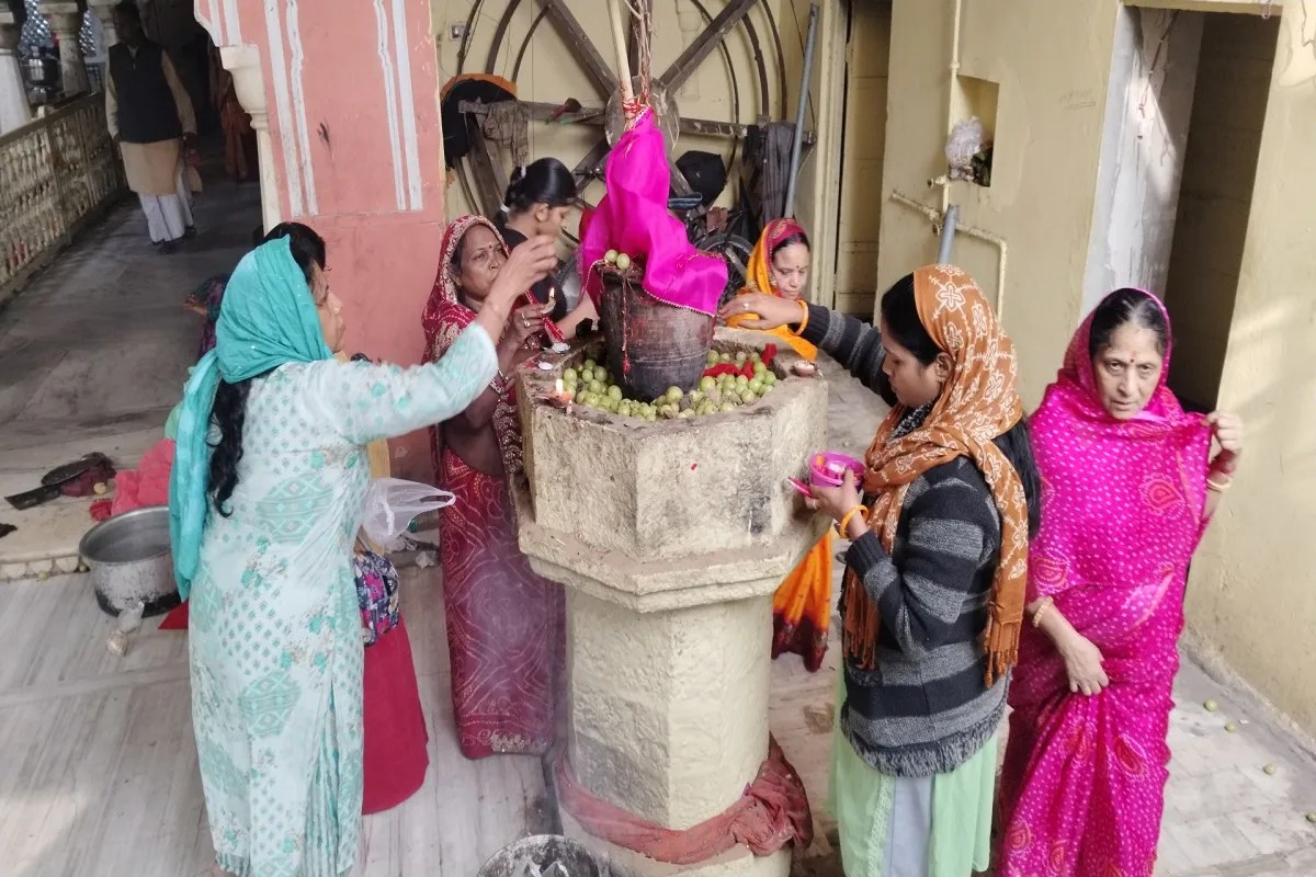 आंवला नवमी 2025: मंदिरों में सजी ठाकुरजी की झांकी, महिलाओं ने आंवले के पेड़ की लगाई परिक्रमा