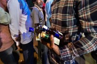 ब्रांडेड बोतलों में बिक रही जहरीली नकली शराब, सरकार की सख्ती के बावजूद प्रशासन की नाक तले जारी घातक धंधा (फोटो सोर्स : Whatsapp )