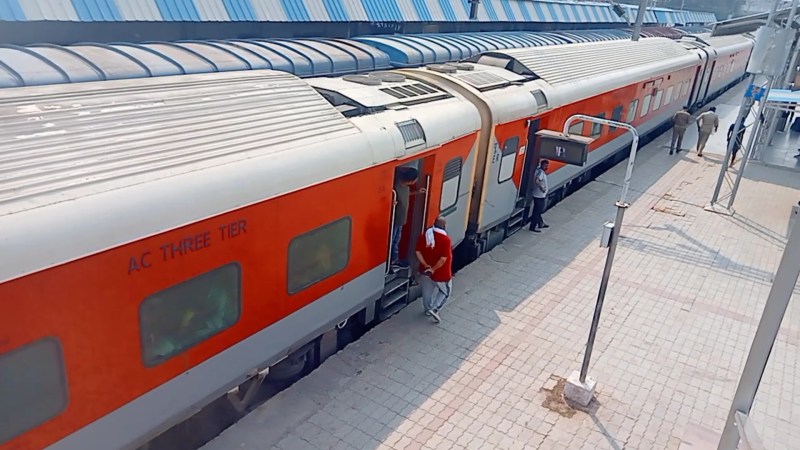 बड़ोदरा गोरखपुर ट्रेन में यात्रा कर रहे यात्री की मौत (फोटो सोर्स- पत्रिका वीडियो ग्रैब)