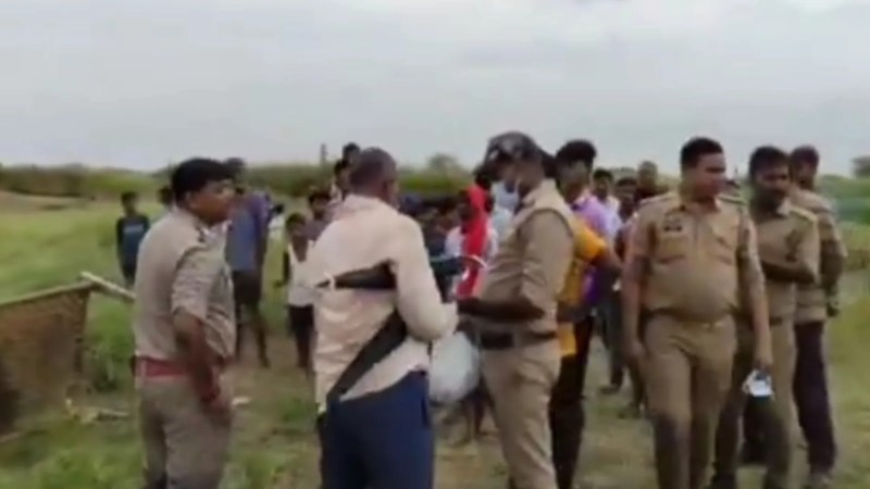 घटनास्थल का निरीक्षण करती पुलिस (फोटो सोर्स- 'X' कानपुर देहात वीडियो ग्रैब)