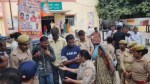 मृतक परिजनों को समझाती पुलिस (फोटो सोर्स- X वीडियो ग्रैब)