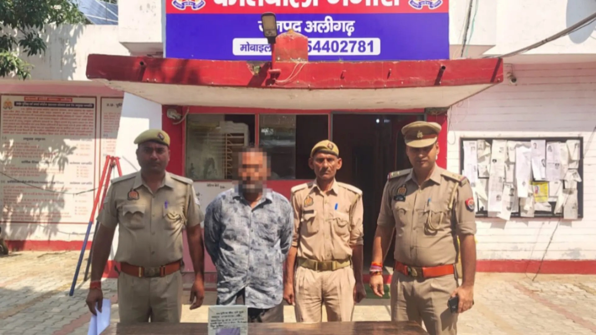 पुलिस की गिरफ्त में पति (फोटो सोर्स- 'X' अलीगढ़ पुलिस)