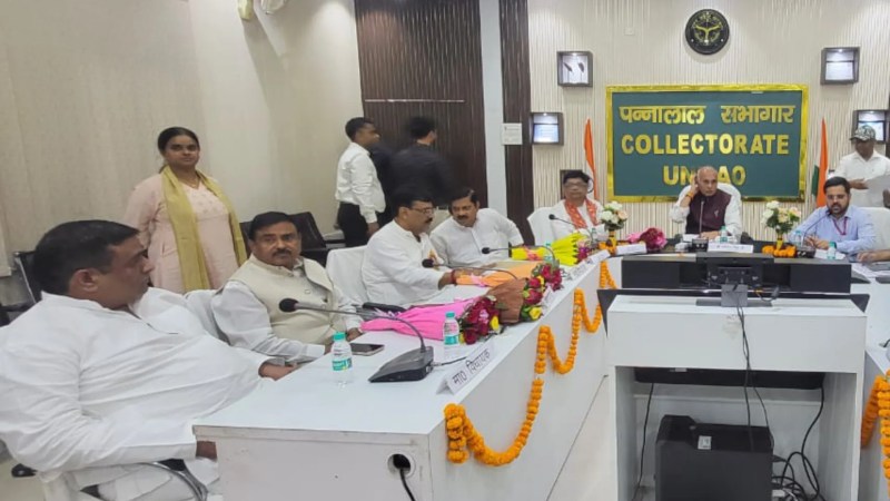 बैठक में प्रभारी मंत्री धर्मपाल सिंह (फोटो सोर्स- सूचना विभाग उन्नाव)