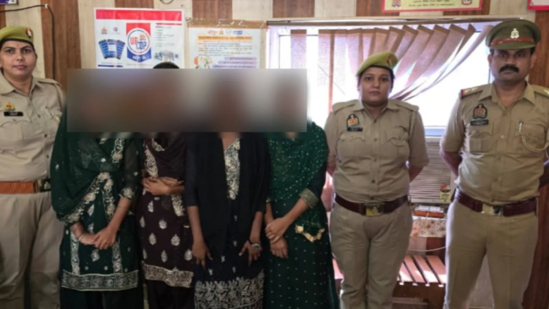 पुलिस के साथ खड़ी बरामद किशोरियां (फोटो सोर्स- उन्नाव पुलिस सोशल मीडिया)