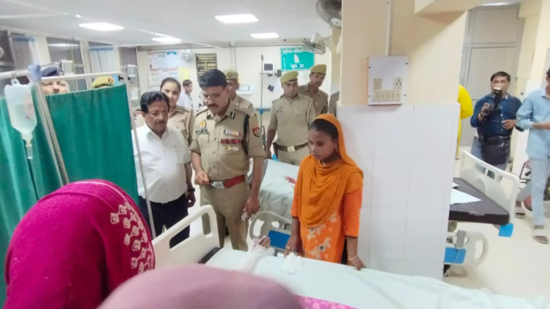 घायलों को अस्पताल में भर्ती कराया गया (फोटो सोर्स- 'X' पुलिस कमिश्नरेट कानपुर)