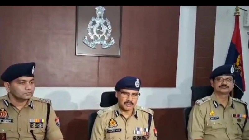 पुलिस कमिश्नर रघुवीर लाल (बीच में) फोटो सोर्स- 'X' Kanpur police commissionrate वीडियो ग्रैब