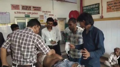 अस्पताल में घायल का उपचार करते डॉक्टर (फोटो सोर्स- 'X' बांदा वीडियो ग्रैब)
