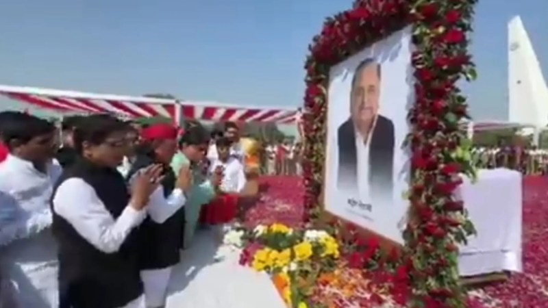 मनाई गई पूर्व मुख्यमंत्री की पुण्यतिथि (फोटो सोर्स- 'X' Samajwadi वीडियो ग्रैब)