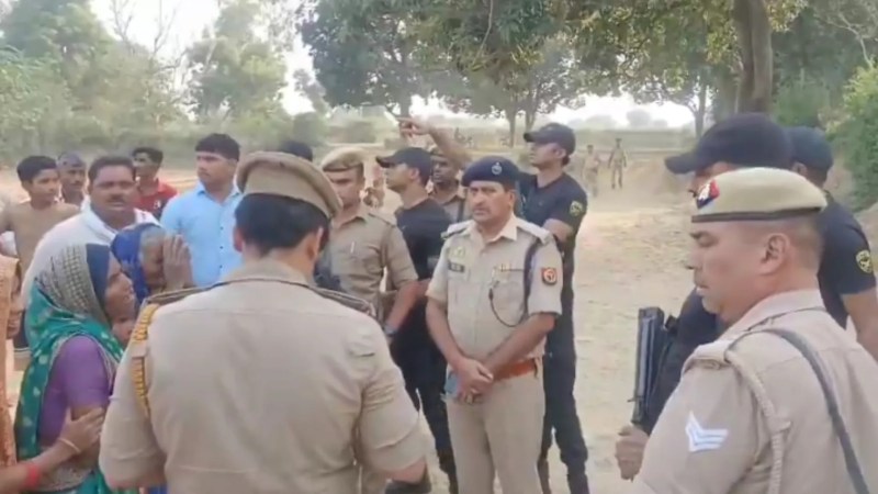 एसपी के सामने पहुंचे मृतक परिजन (फोटो सोर्स- 'X' Kannauj वीडियो ग्रैब)