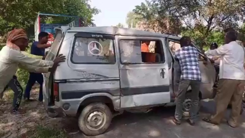 दुर्घटनाग्रस्त वैन (फोटो सोर्स- 'X' उन्नाव वीडियो ग्रैब)