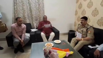 डीएम और सपा के साथ बैठक करते डॉक्टर संजय कुमार निषाद (फोटो सोर्स- 'X' Etawah वीडियो ग्रैब)