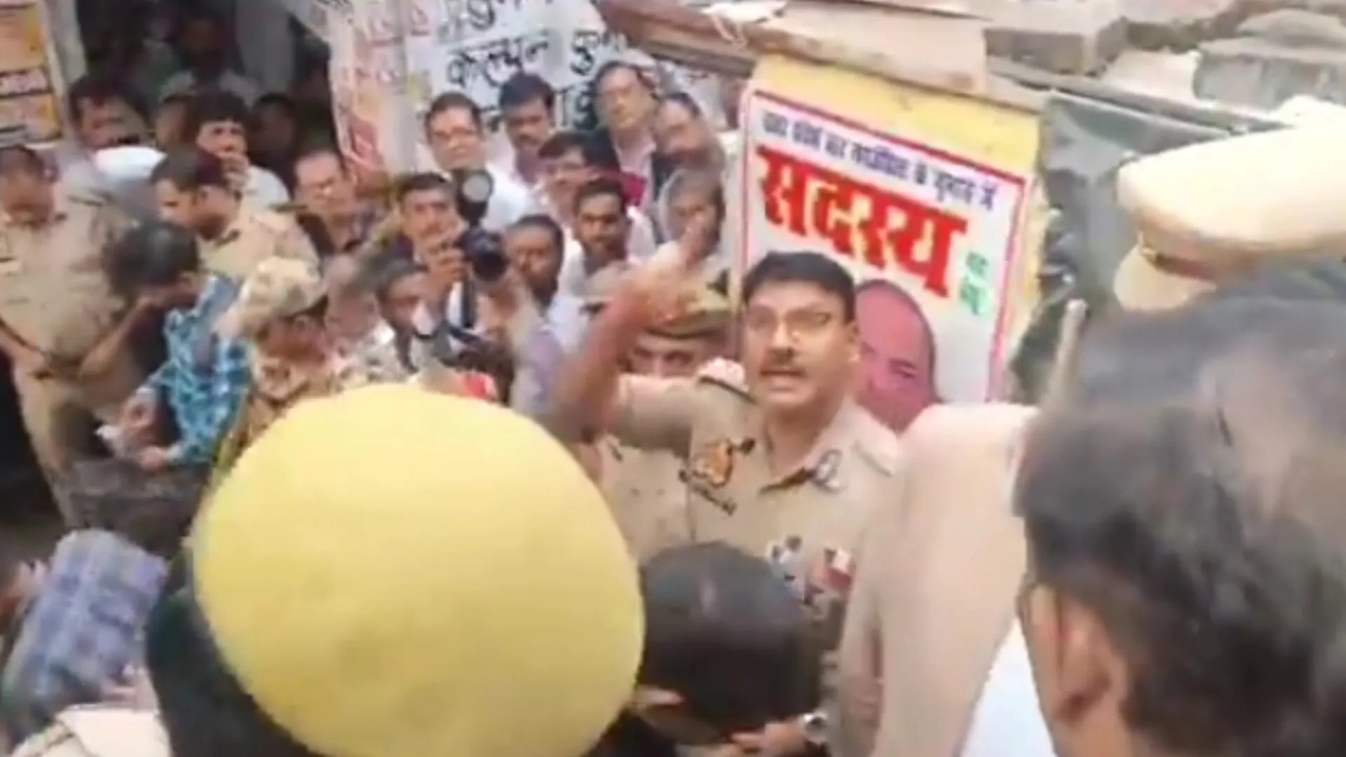 घटनास्थल का निरीक्षण करते पुलिस अधिकारी (फोटो सोर्स- 'X' कानपुर वीडियो ग्रैब)